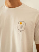Camiseta Surf Lines II bege da Greenish com estampa de surfista e sol, ideal para os amantes do surf.
