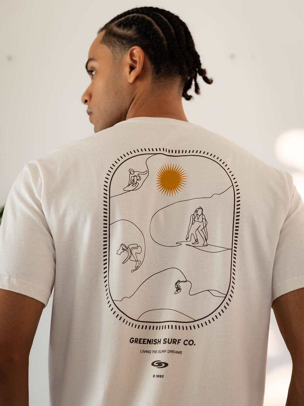 Camiseta Surf Lines II Bege da Greenish, estampa de surfe e sol, moda praia e estilo de vida surfista.