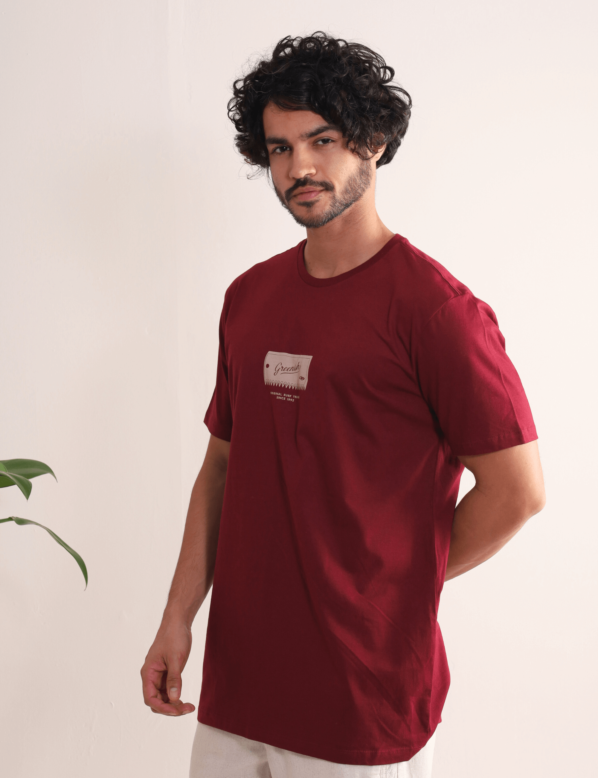 Camiseta Greenish Surfboard Wax Scraper Bordô, macia e confortável, com estampa de surf, ideal para o dia a dia.