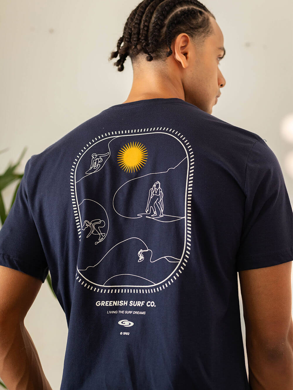 Camiseta Surf Lines II da Greenish em azul marinho, com arte de surf e sol, ideal para amantes do surf.