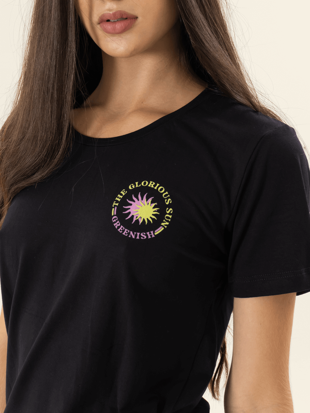 Camiseta preta "The Glorious Sun" da Greenish, com estampa colorida de sol no peito.