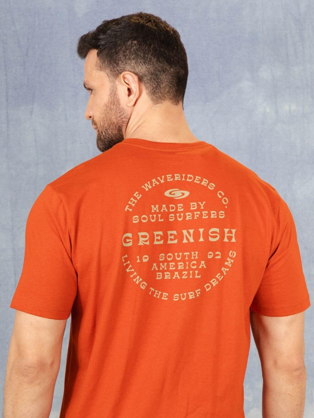 Camiseta Greenish The Waveriders Co. em laranja, design exclusivo com logo. Estilo surf e casual.
