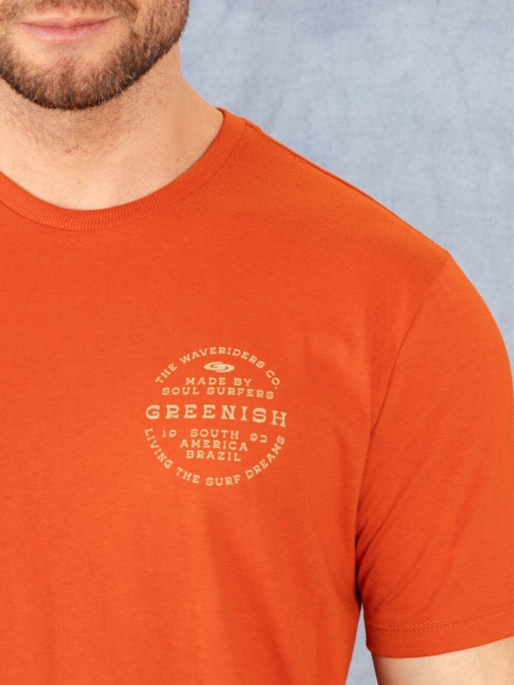 Camiseta Greenish The Waveriders Co. laranja, feita para surfistas, com design exclusivo e estilo descontraído.