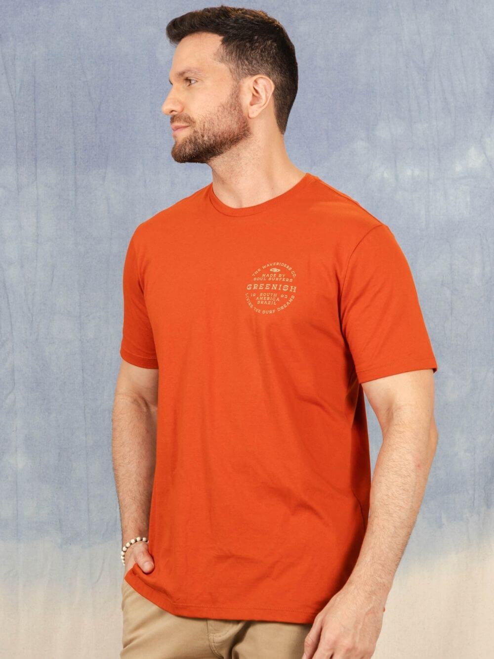 Camiseta laranja da marca Greenish, estilo casual, modelagem confortável, perfeita para o dia a dia.