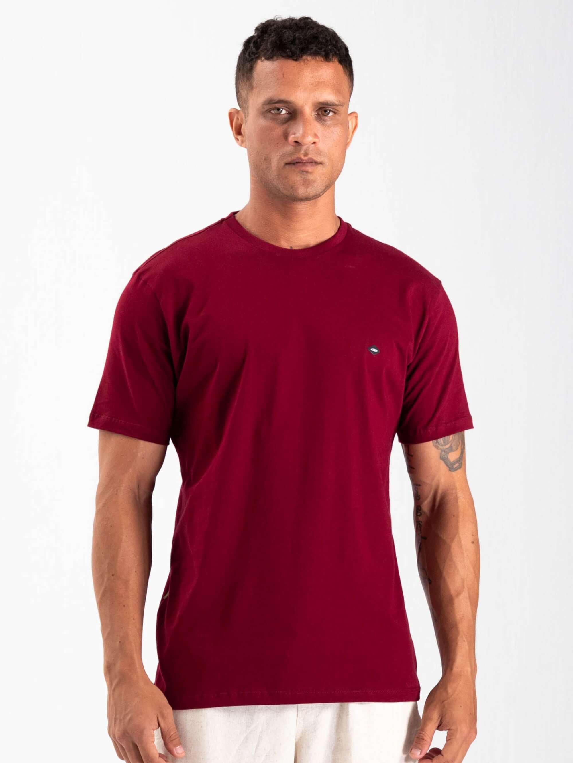 Camiseta básica bordô da Greenish, feita de algodão sustentável, confortável e versátil para o dia a dia.
