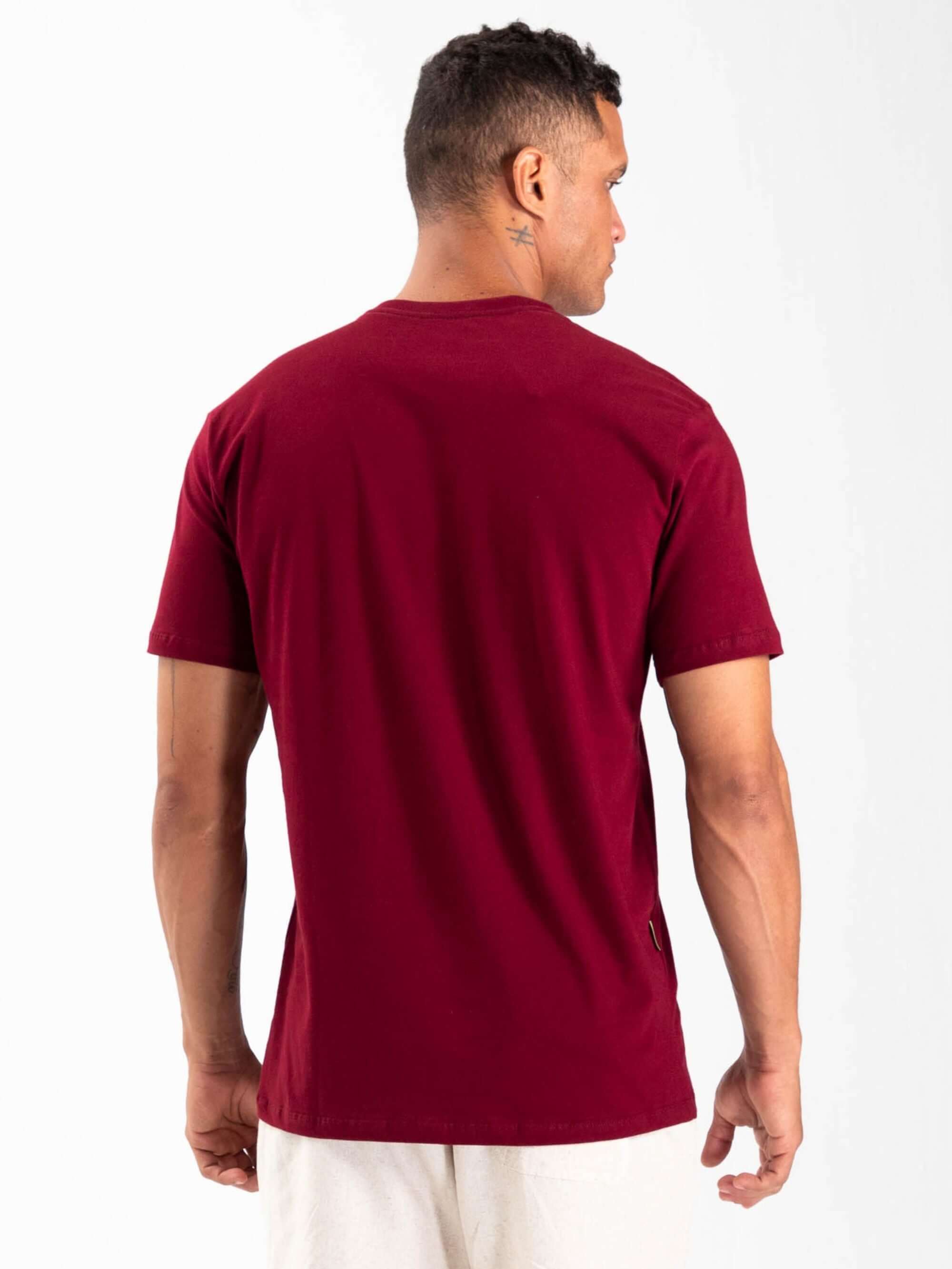 Camiseta Bordô Tradicional Basic da Greenish, confortável e feita de algodão sustentável.