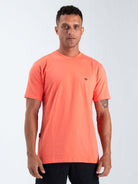 Camiseta Coral Tradicional Basic da Greenish, feita em algodão sustentável e confortável.