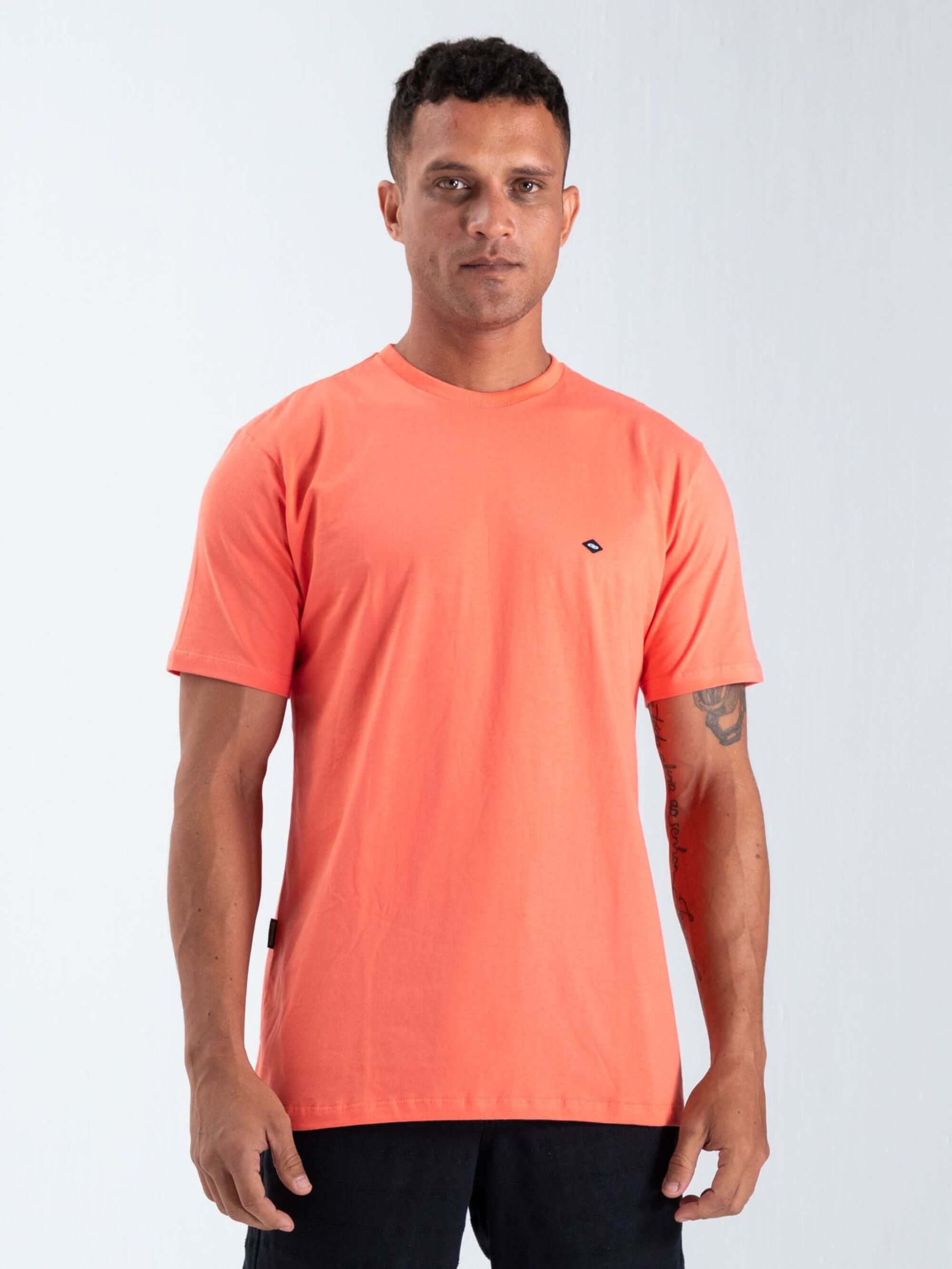 Camiseta Coral Tradicional Basic da Greenish, feita em algodão sustentável e confortável.