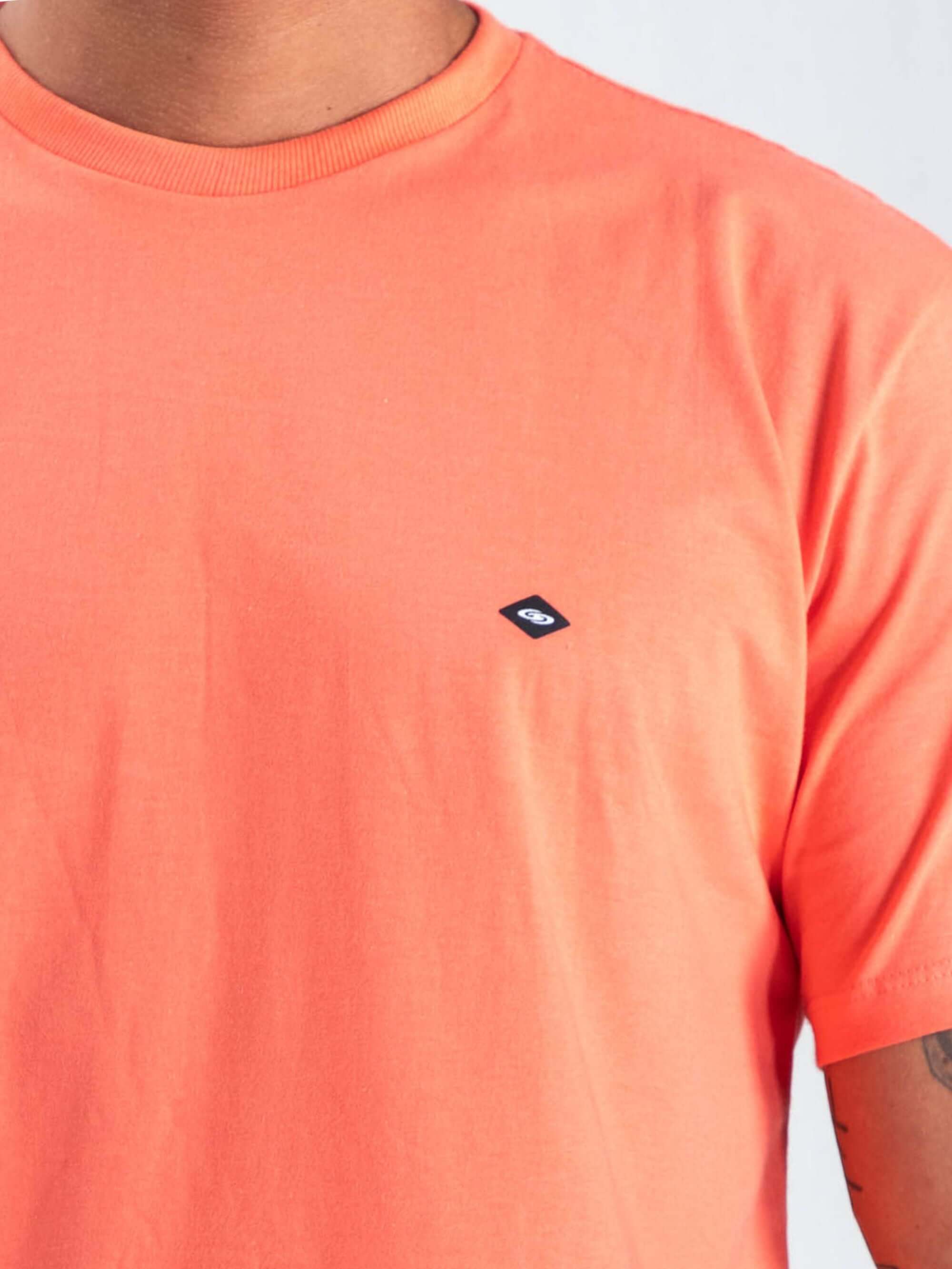 Camiseta coral básica da Greenish, feita de algodão sustentável, ideal para o dia a dia.