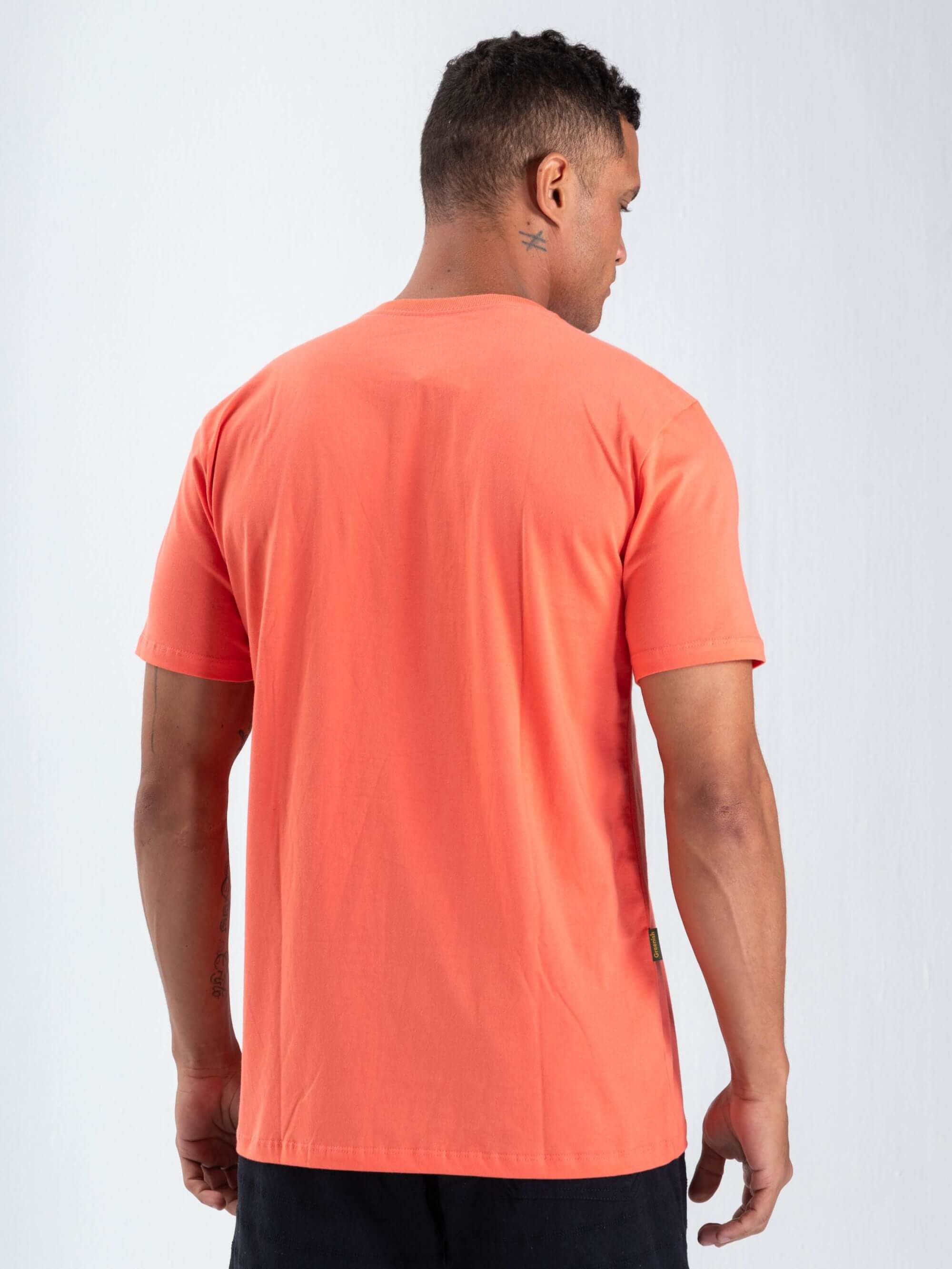 Camiseta tradicional básica coral da Greenish, vista traseira, feita de algodão sustentável.