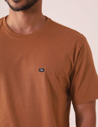 CAMISETA TRADICIONAL BASIC - MARROM por Greenish em algodão sustentável, ideal para dia a dia, com selo BCI de impacto ambiental reduzido.