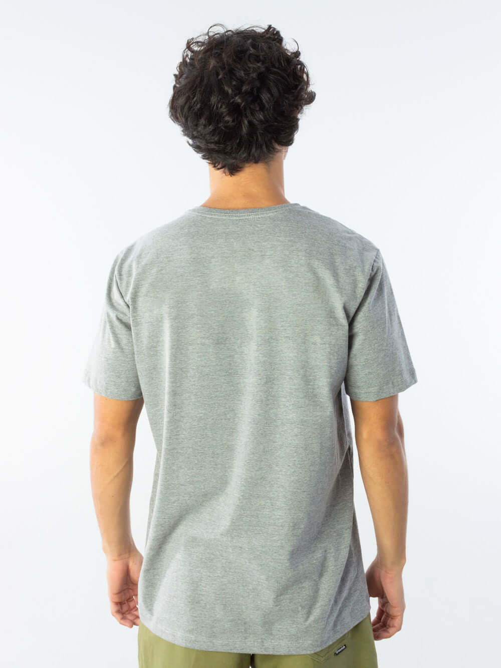 Camiseta tradicional básica mescla da Greenish, fabricada em algodão sustentável, vista de trás.