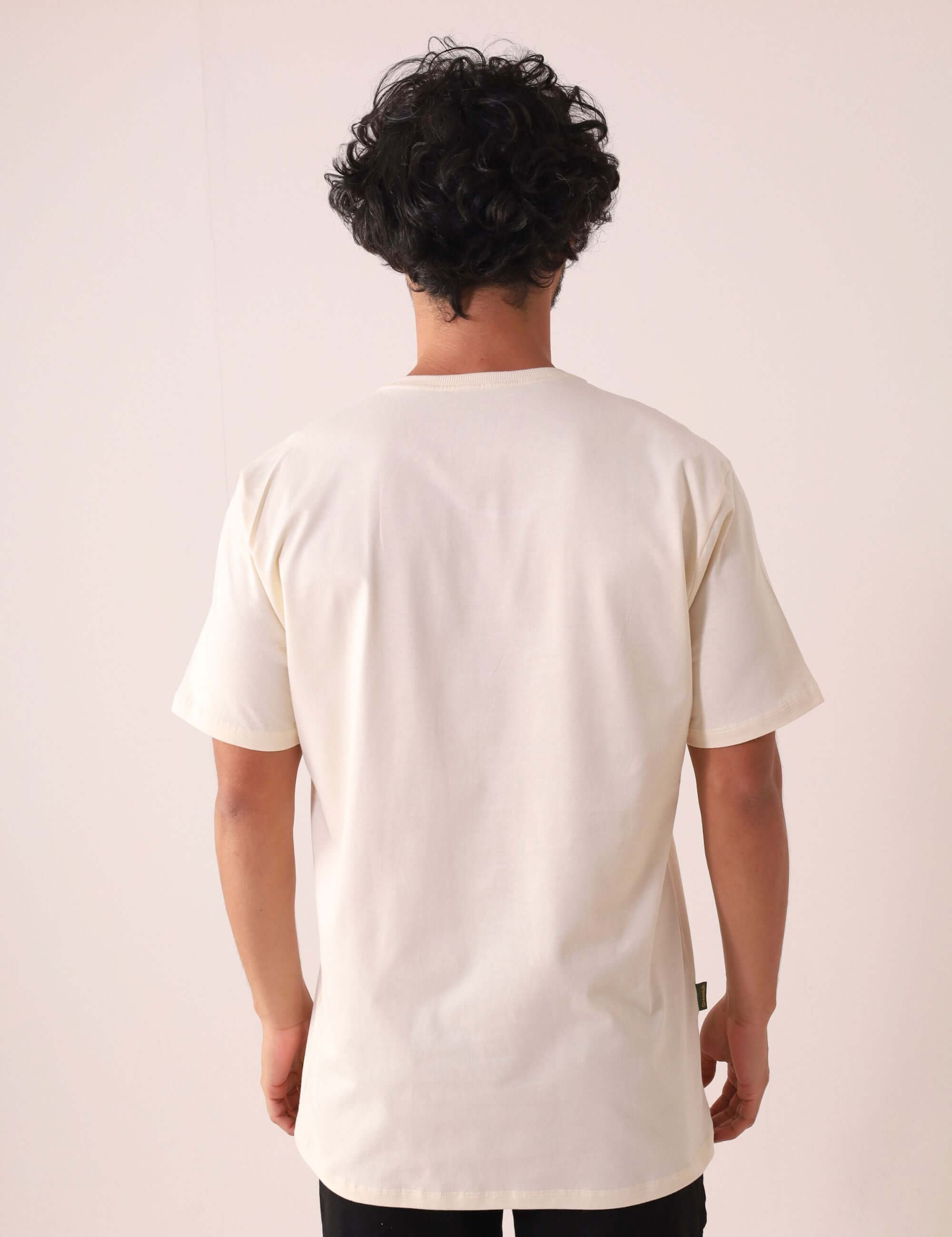 Camiseta versátil CAMISETA TRADICIONAL BASIC - NATURAL da marca Greenish, feita em algodão sustentável, vista nas costas.