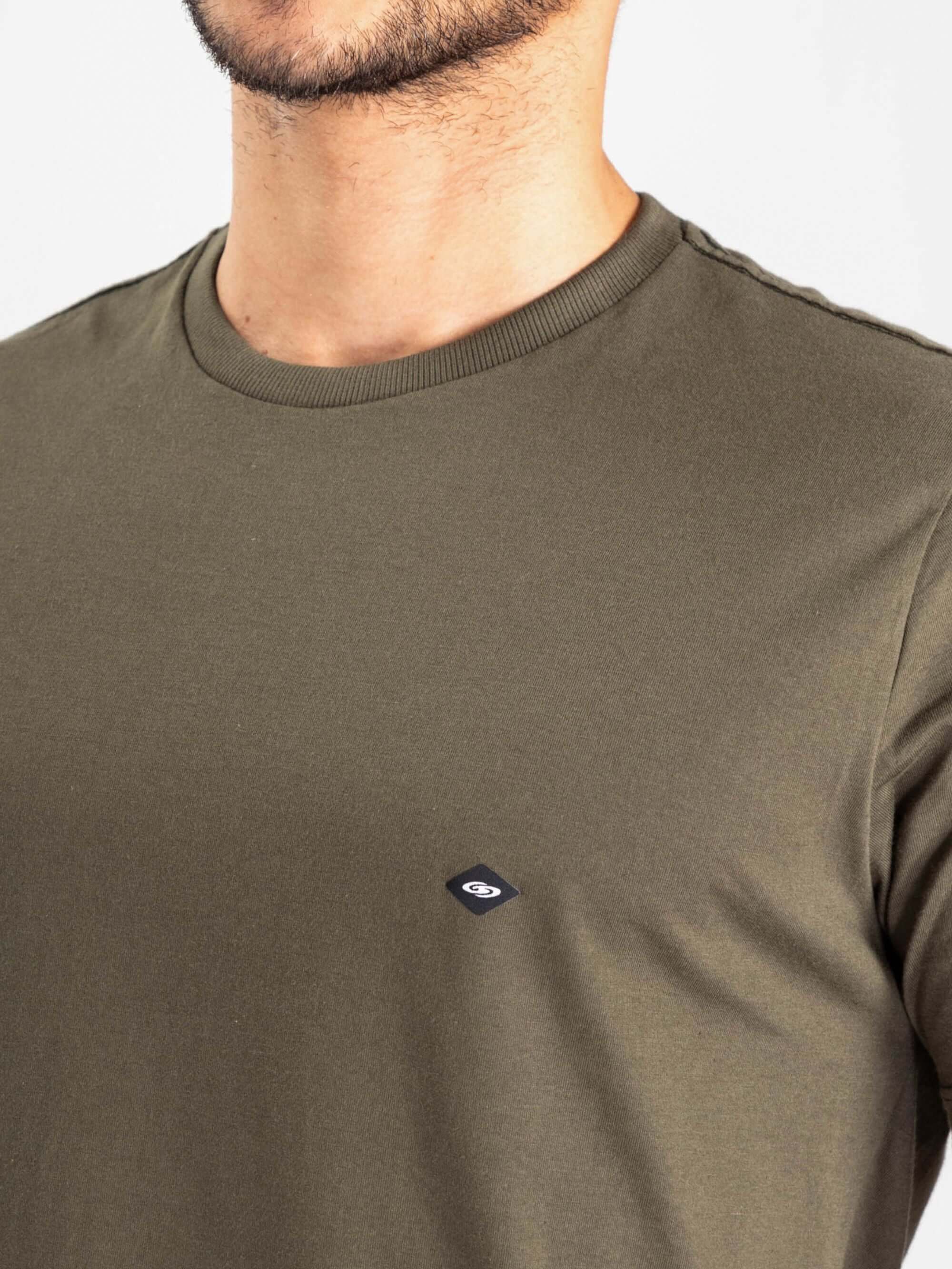 Camiseta tradicional básica verde escuro da Greenish, feita de algodão sustentável, conforto e estilo minimalista.