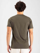 Camiseta tradicional básica verde escuro da Greenish vista de costas, ideal para uso diário.