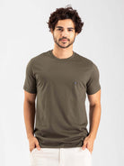 Camiseta tradicional basic verde escuro da Greenish, confeccionada em algodão sustentável, confortável e minimalista.
