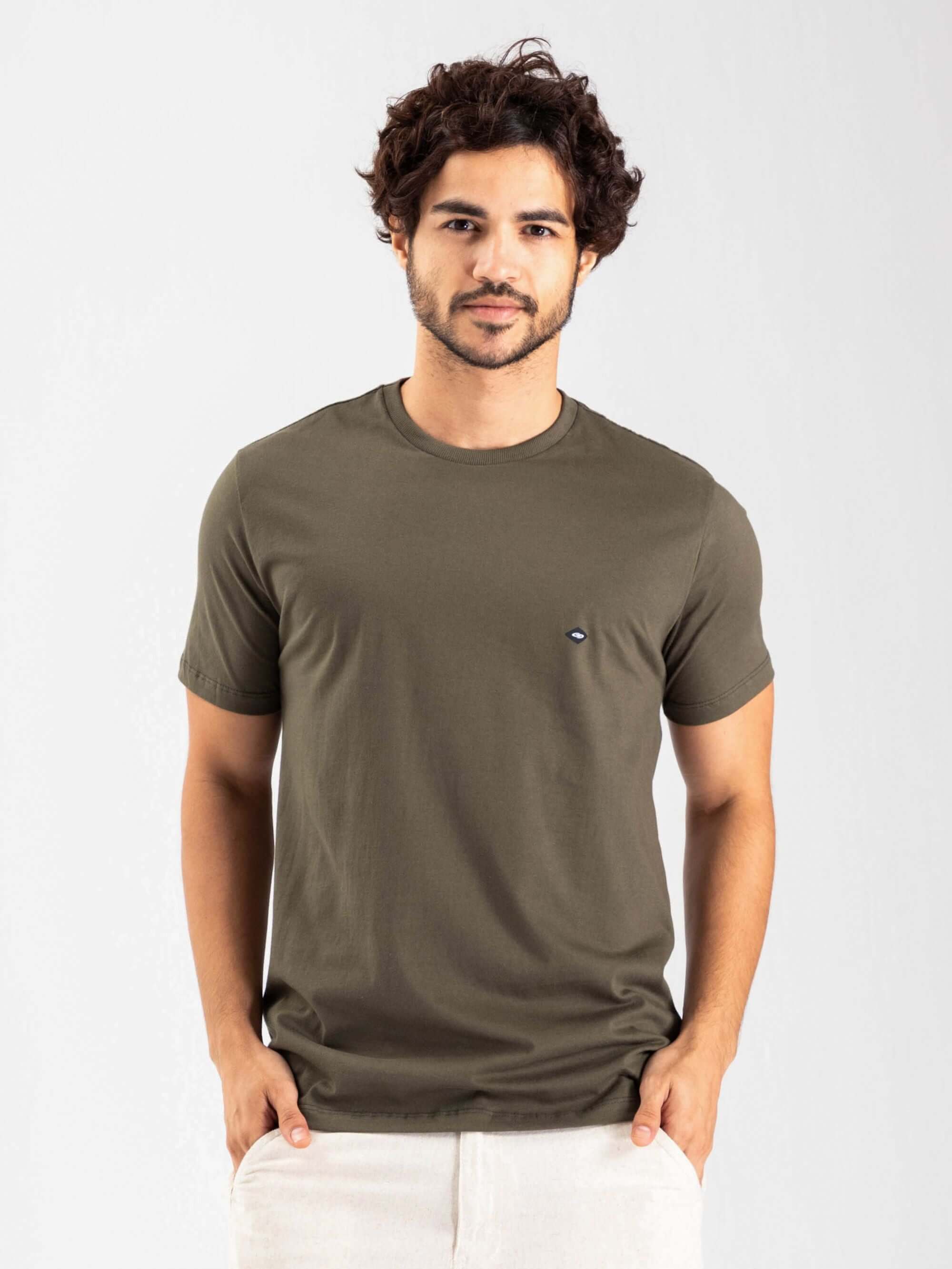 Camiseta tradicional basic verde escuro da Greenish, confeccionada em algodão sustentável, confortável e minimalista.