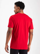 Camiseta básica vermelha da Greenish, modelo tradicional, vista de costas, feita de algodão sustentável.
