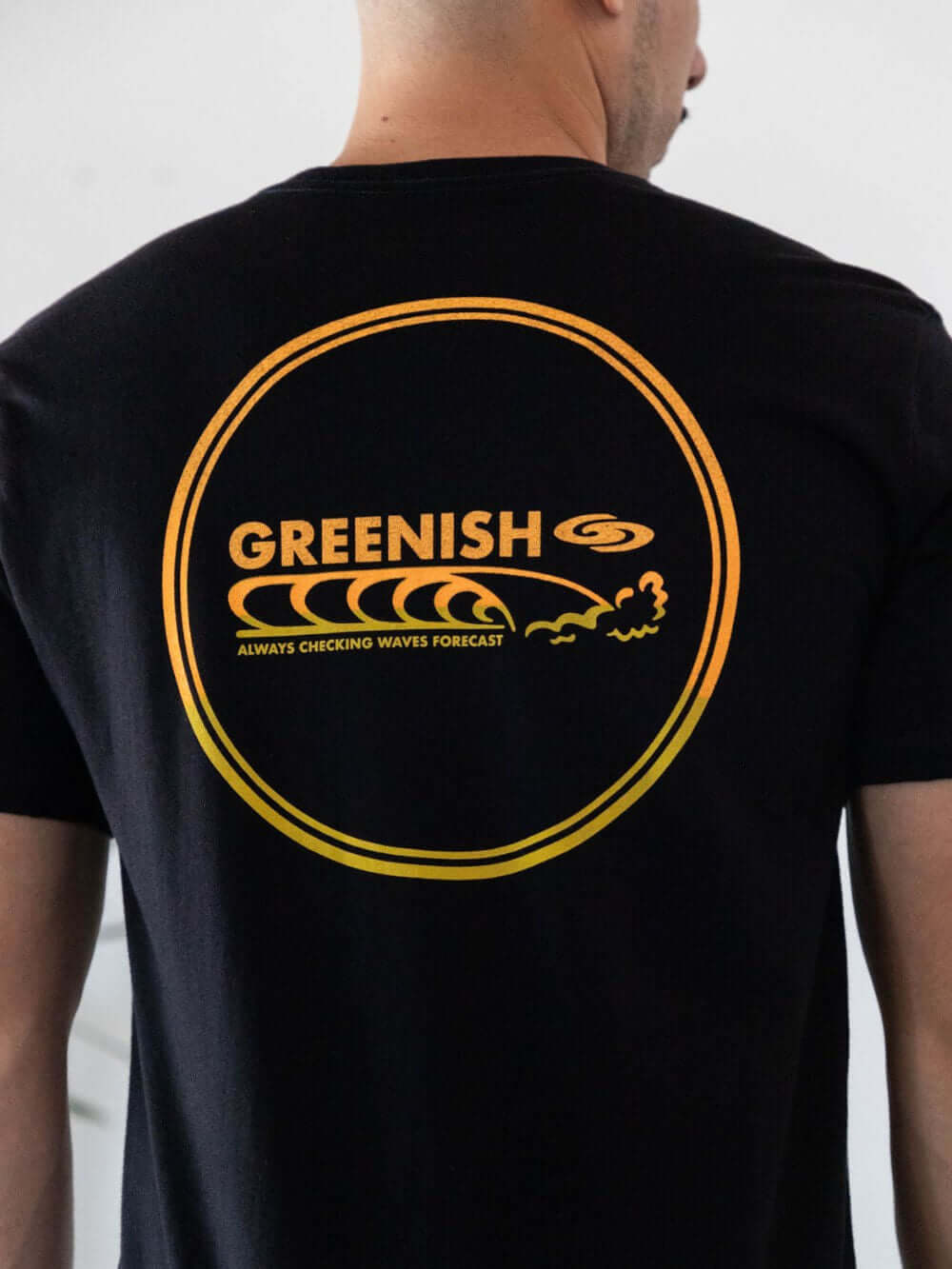 Camiseta preta da marca Greenish com estampa de ondas e logo, perfeita para amantes do surf.