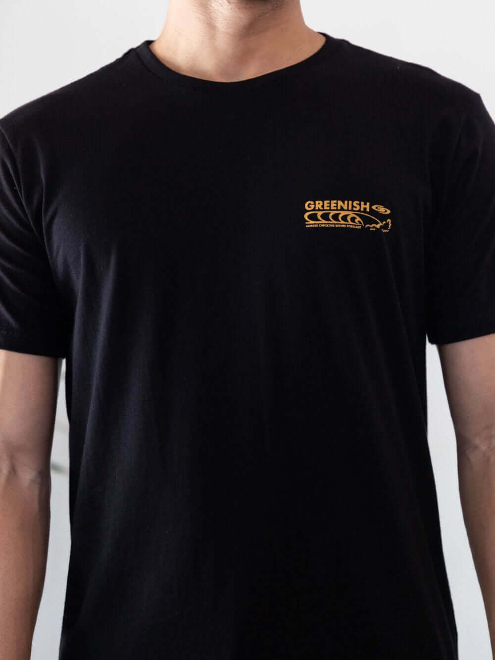 Camiseta preta da marca Greenish, estilo transition, com estampa amarela no peito.
