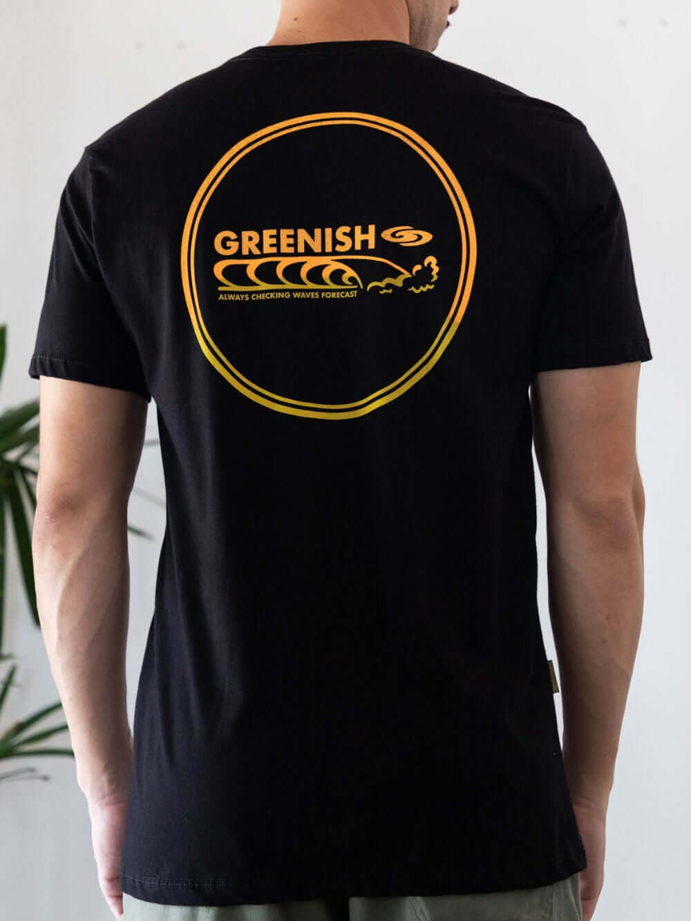 Camiseta preta Greenish com estampa amarela na parte de trás, ideal para surfistas e amantes do estilo casual.