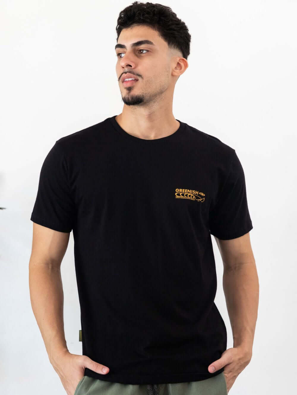 Camiseta Transition preta da marca Greenish, modelo unissex, uso casual, com detalhe em amarelo.