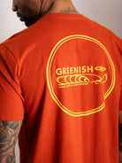 Camiseta Greenish Transition na cor telha, com estampa vibrante e design moderno, ideal para amantes de surf.