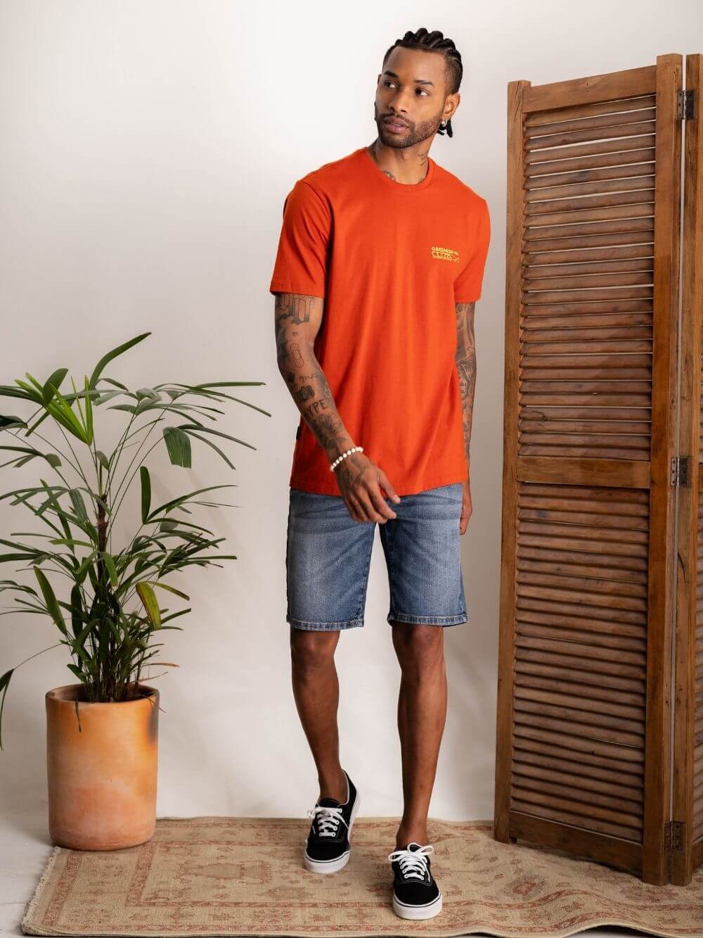 Camiseta Transition Telha da marca Greenish, modelo masculino usando look casual com shorts e tênis.
