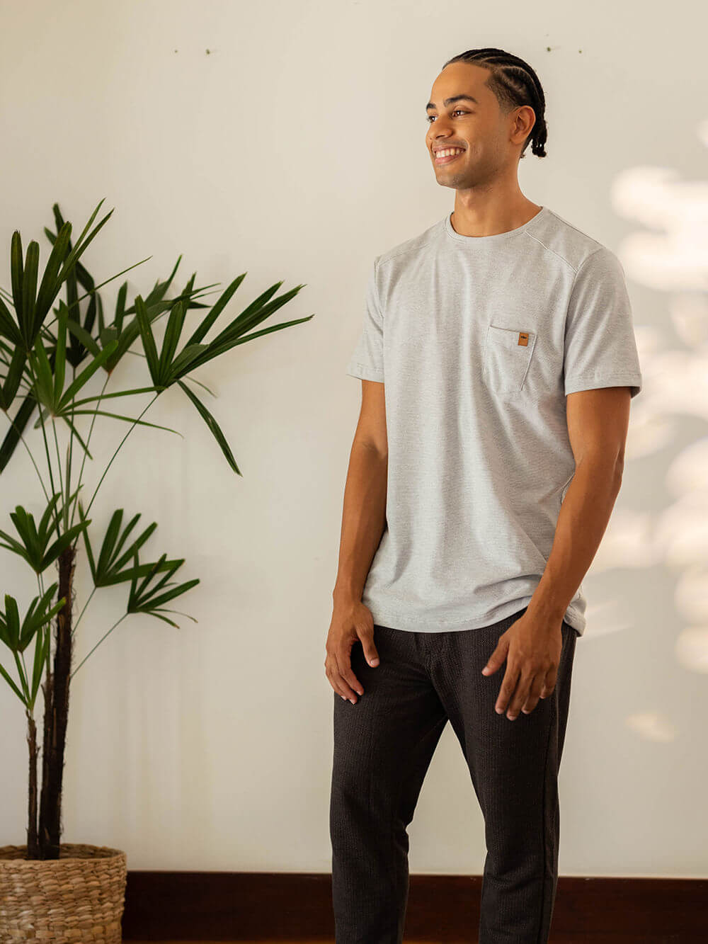 Camiseta Turn cinza da Greenish, modelo masculino, estilo casual, perfeita para diversas ocasiões.