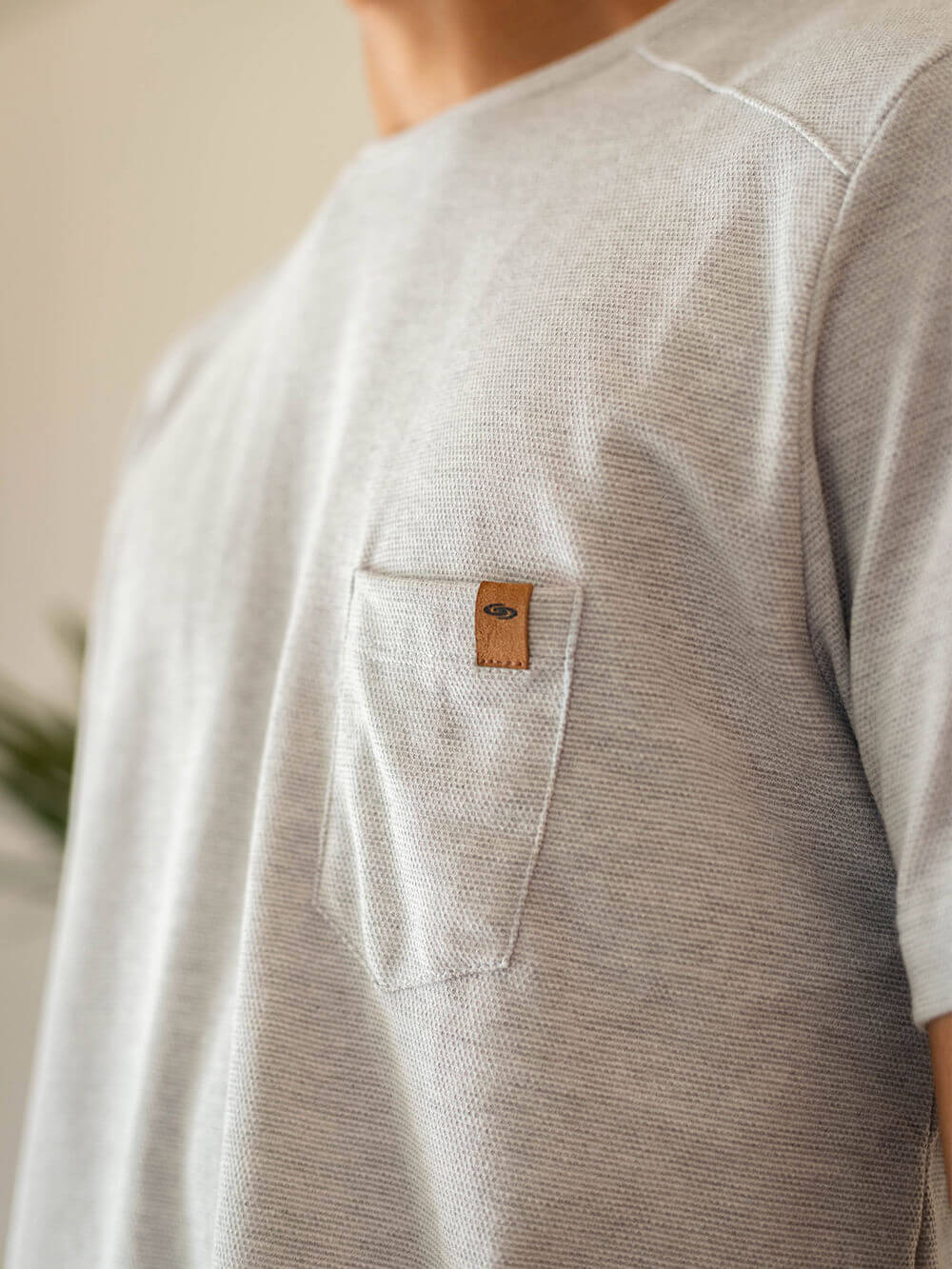 Camiseta Turn cinza da marca Greenish com bolso na frente, estilo moderno e casual.