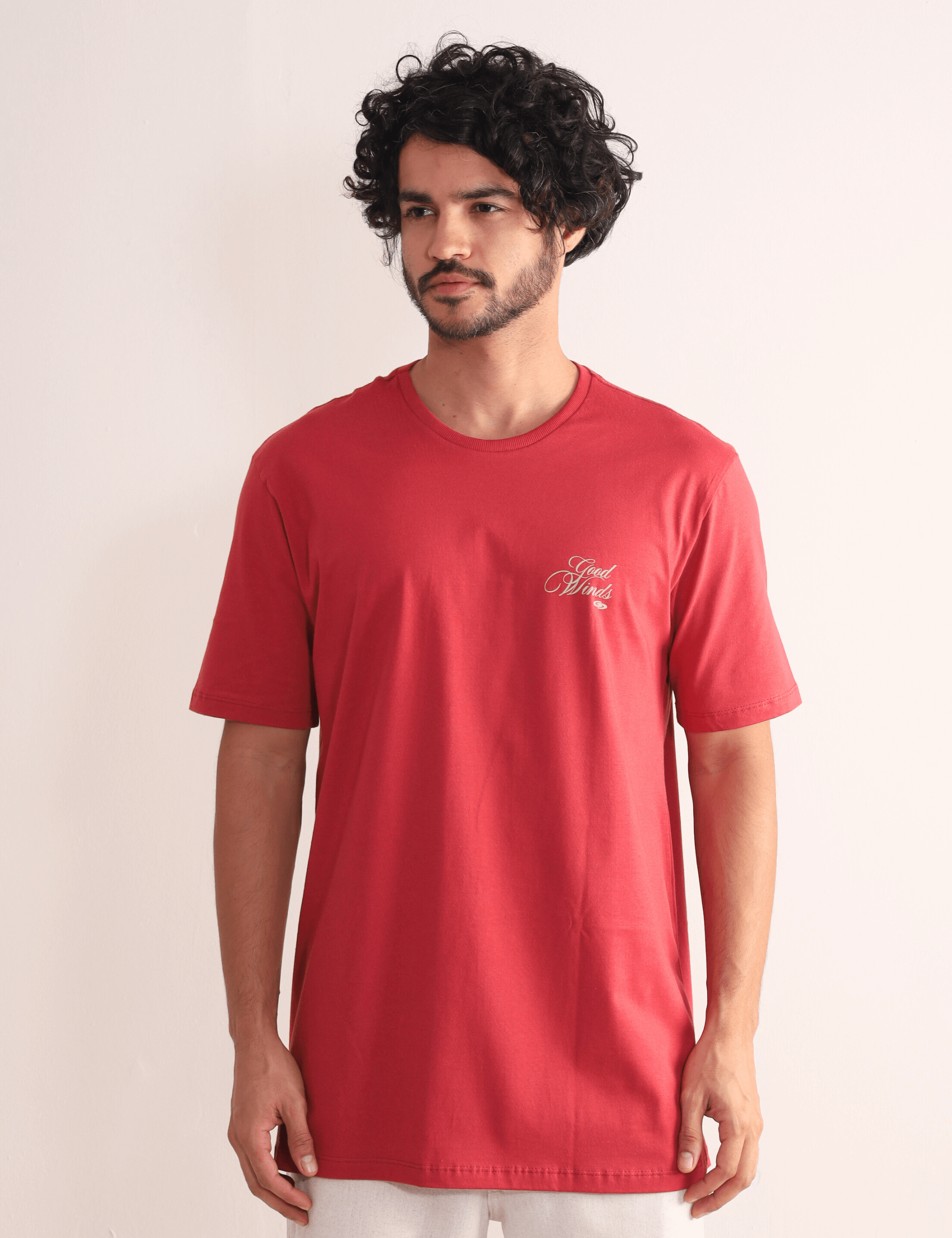 Homem vestindo Camiseta Kites & Good Winds vermelha da marca Greenish, com bordado frontal e toque macio de algodão.