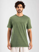 Camiseta vintage classic verde musgo da Greenish, 100% algodão, moderna e atemporal, ideal para qualquer ocasião.