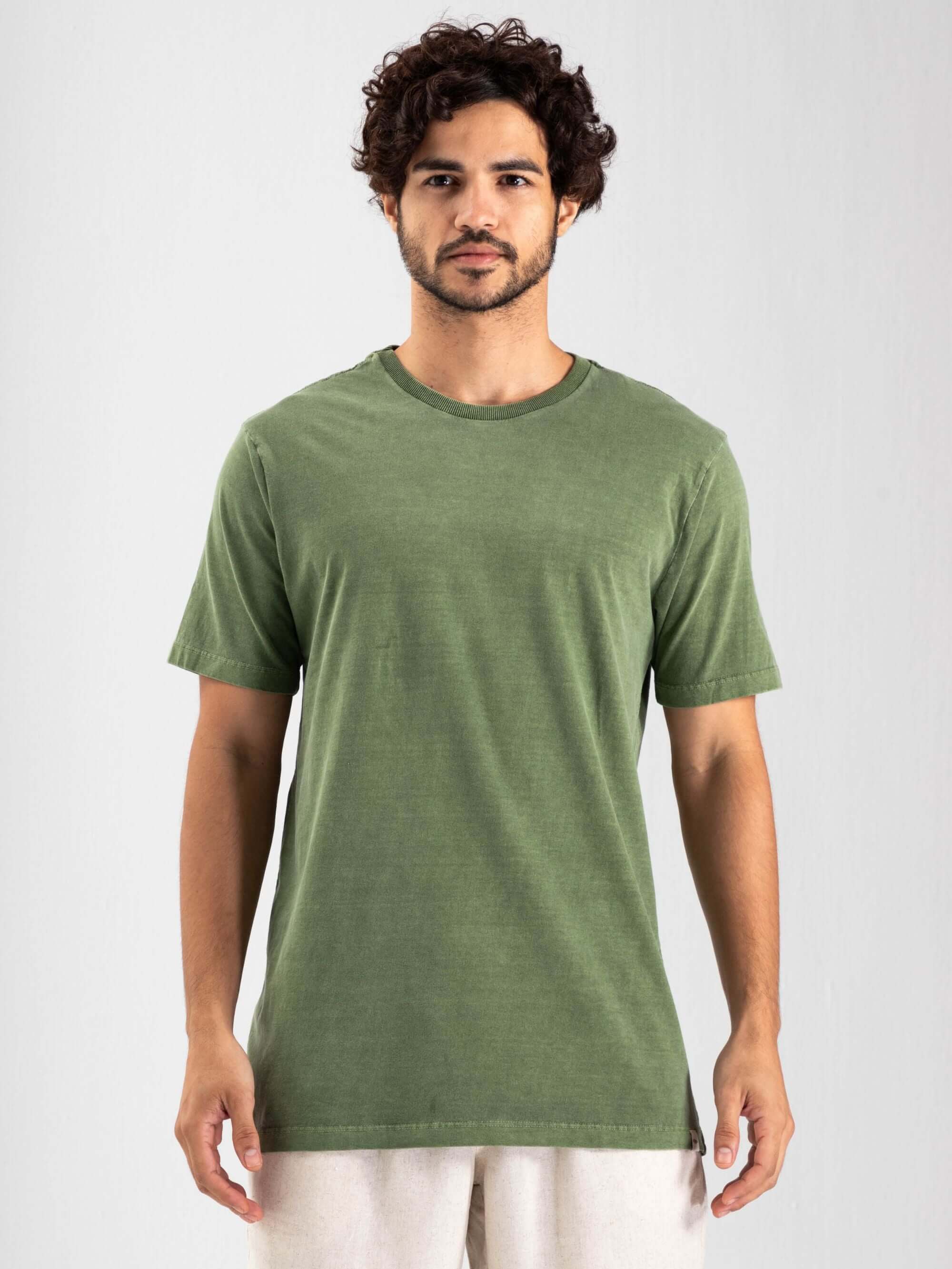 Camiseta vintage classic verde musgo da Greenish, 100% algodão, moderna e atemporal, ideal para qualquer ocasião.