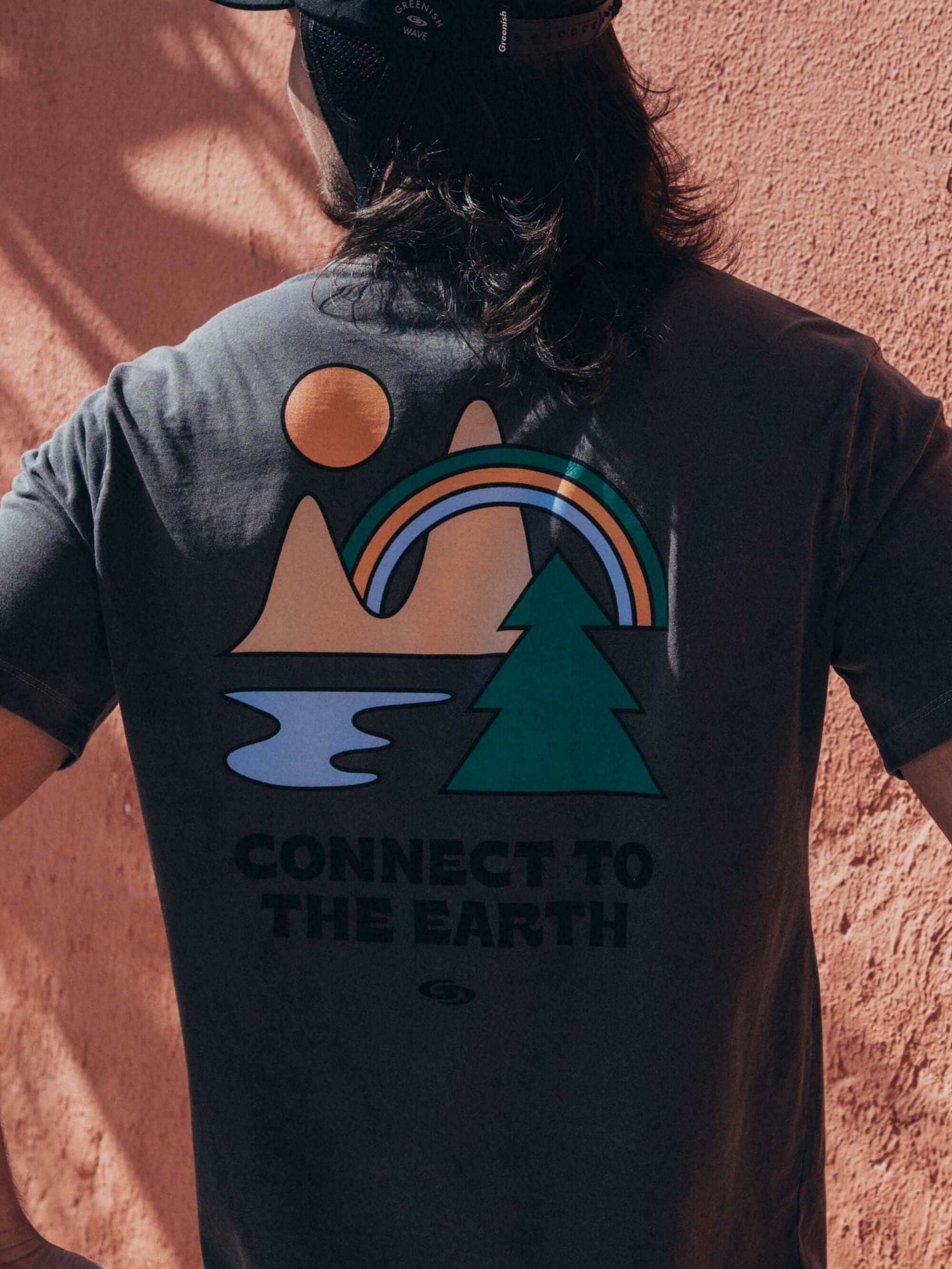 Camiseta vintage Connect to the Earth da Greenish com estampa artística em cinza, ideal para todos os estilos.