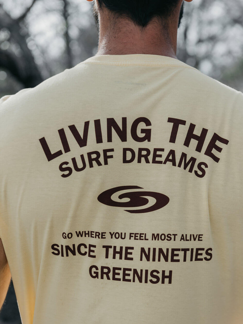 Camiseta vintage amarela 'Feel Alive' da Greenish, ideal para quem vive a cultura surf desde os anos 90.