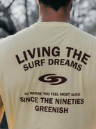 Camiseta vintage amarela 'Feel Alive' da Greenish, ideal para quem vive a cultura surf desde os anos 90.