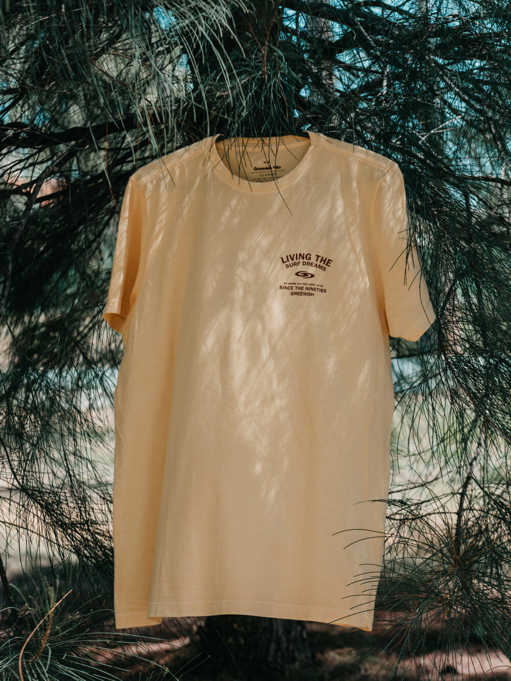 Camiseta Vintage Feel Alive amarela da Greenish, estilo descontraído, ideal para quem ama moda e conforto.