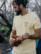 Camiseta vintage Feel Alive amarela da marca Greenish, ideal para looks descontraídos ao ar livre.
