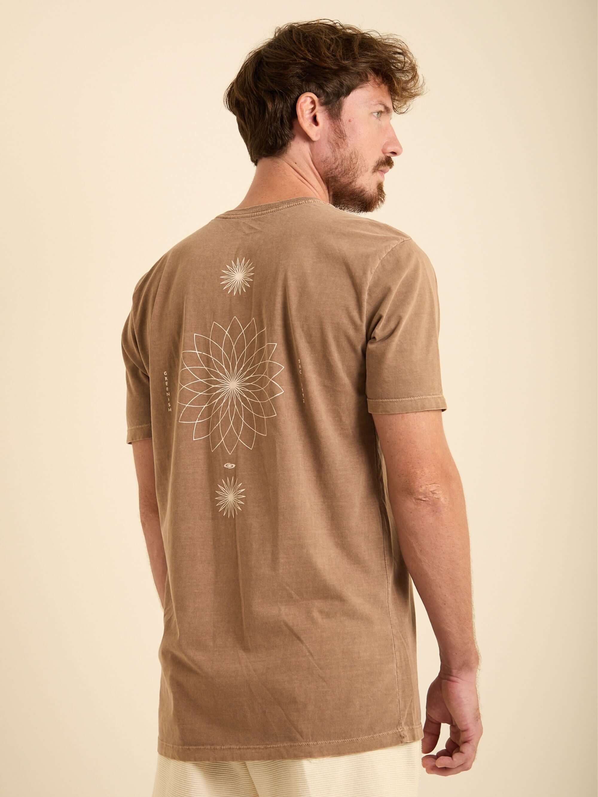 Camiseta Stone Mandala marrom da Greenish, estampa vintage nas costas, ideal para looks streetwear.