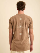 Camiseta Vintage Mandala da Greenish, cor marrom com estampa floral nas costas, modelo streetwear.