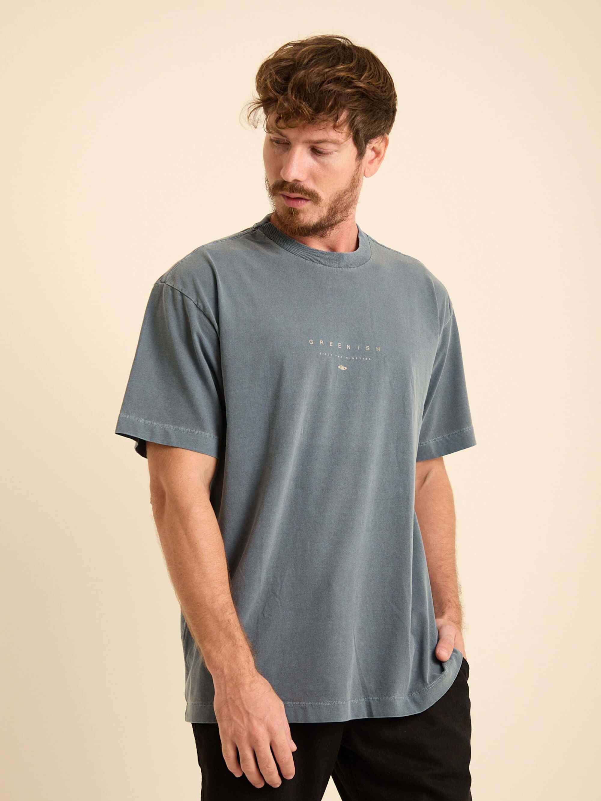 Camiseta Vintage Oversized Greenish em tom azul marinho, modelagem streetwear, 100% algodão, ideal para qualquer ocasião.