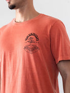 Camiseta vintage PSY LAND da Greenish, cor telha, com estampa de símbolo psicodélico no peito.