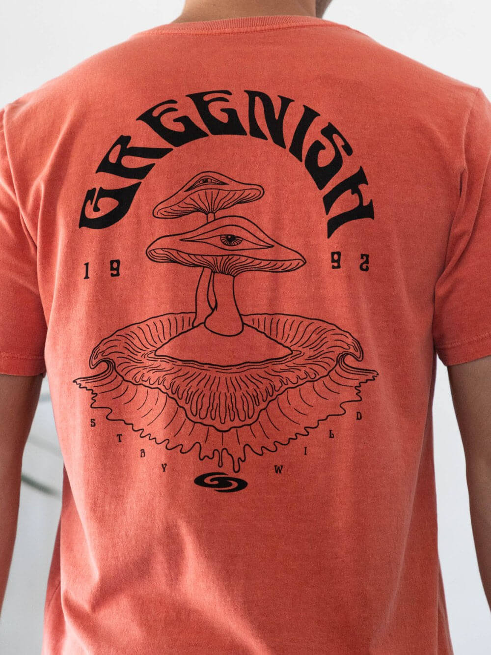 Camiseta vintage telha Greenish com design psicodélico, ilustrando cogumelos e olhos. Estilo Stay Wild.