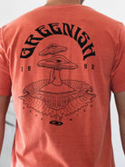 Camiseta vintage telha Greenish com design psicodélico, ilustrando cogumelos e olhos. Estilo Stay Wild.