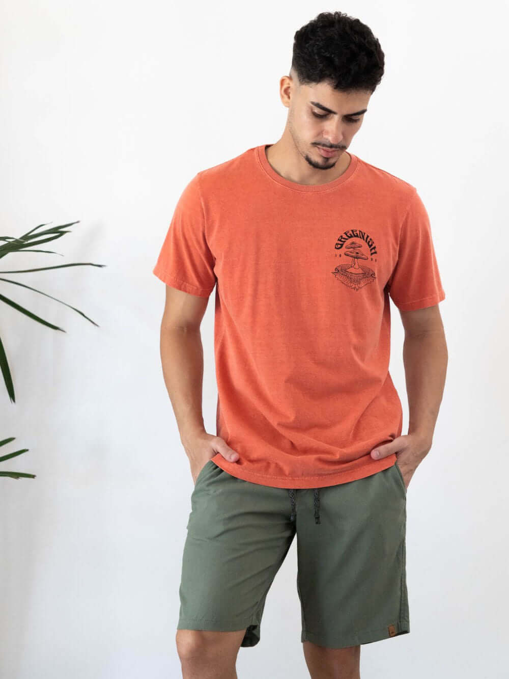 Camiseta vintage PSY LAND - TELHA da marca Greenish, modelo em laranja, com estampa e look descontraído.