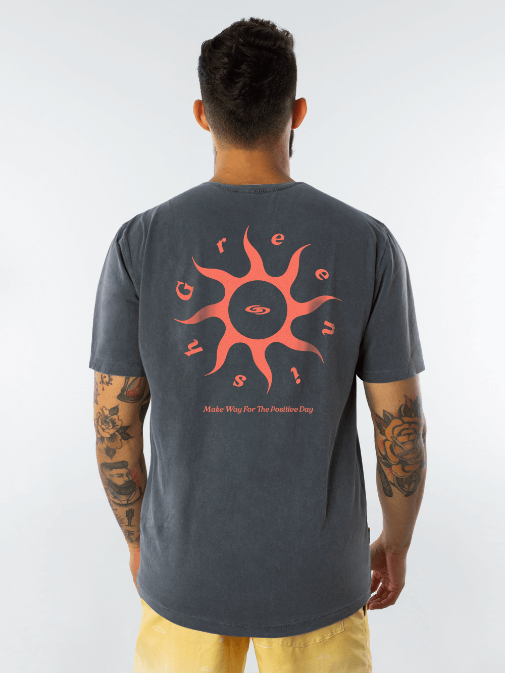 Camiseta vintage grafite Greenish com estampa de sol nas costas, ideal para um look descontraído.