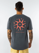 Camiseta vintage grafite Greenish com estampa de sol nas costas, ideal para um look descontraído.
