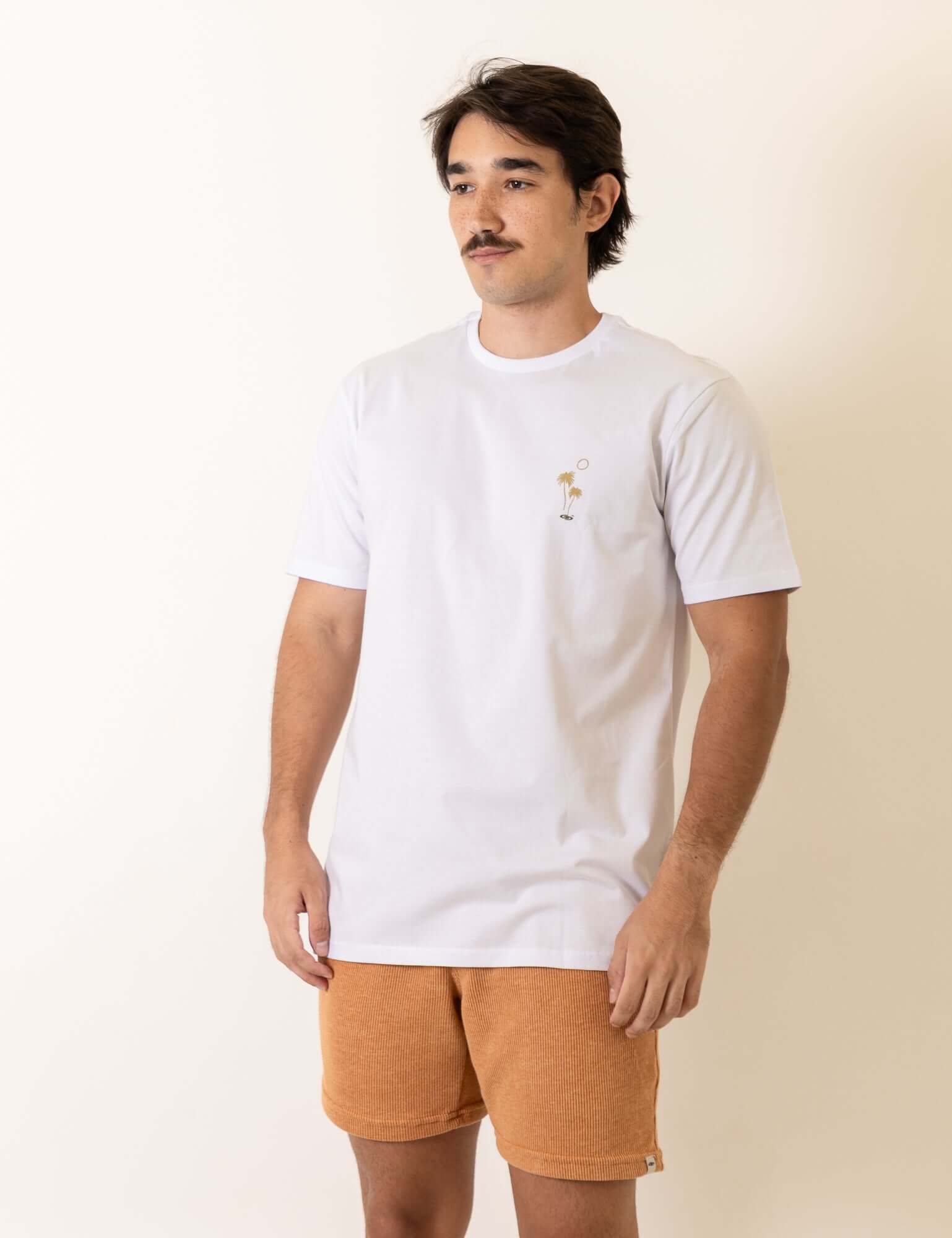 Homem vestindo Camiseta Wave Lines - Branco da marca Greenish, com fundo neutro.