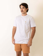 Homem vestindo Camiseta Wave Lines - Branco da marca Greenish, com fundo neutro.