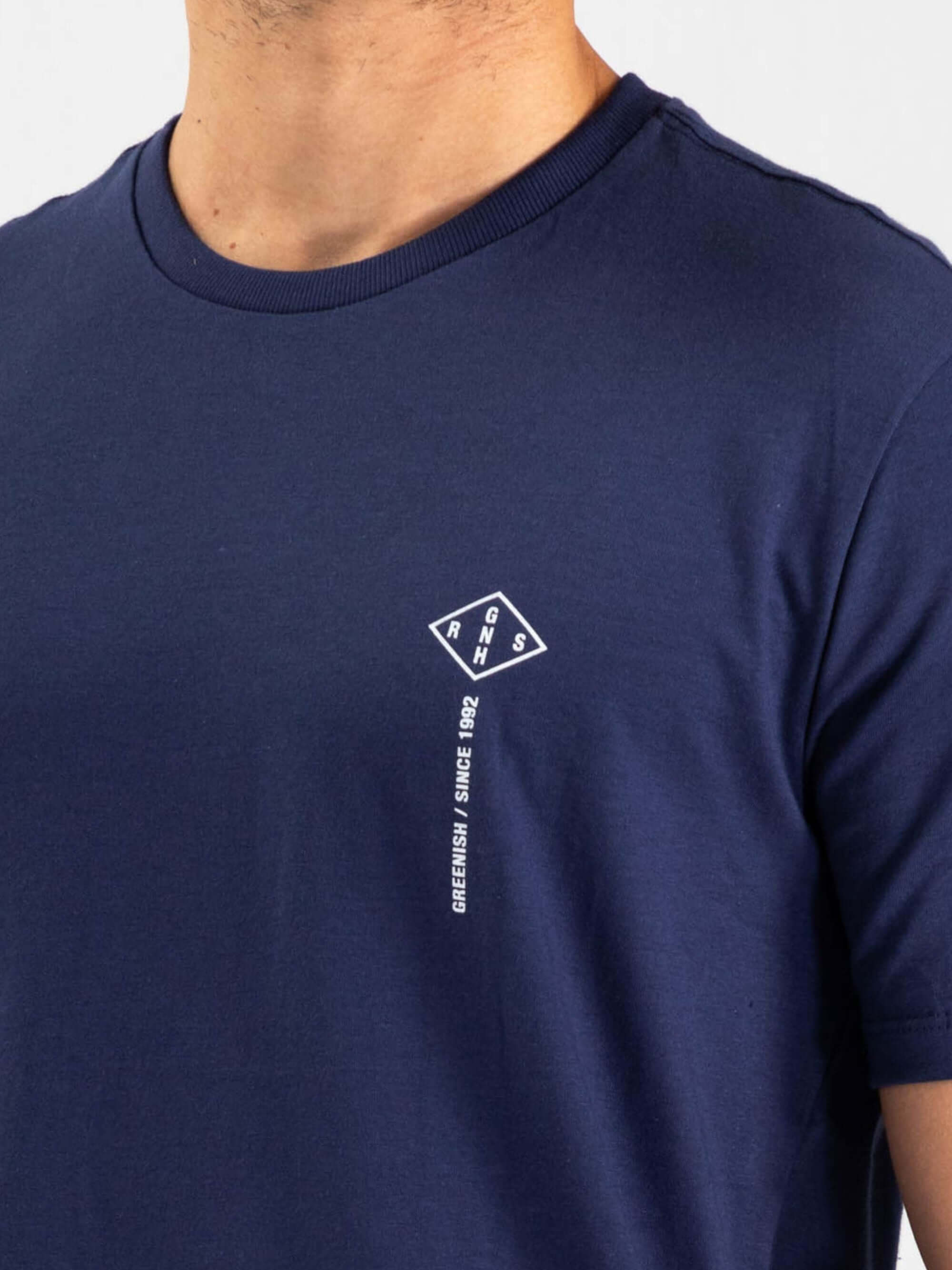Camiseta Waves azul marinho da marca Greenish, estilo casual e confortável para o dia a dia.
